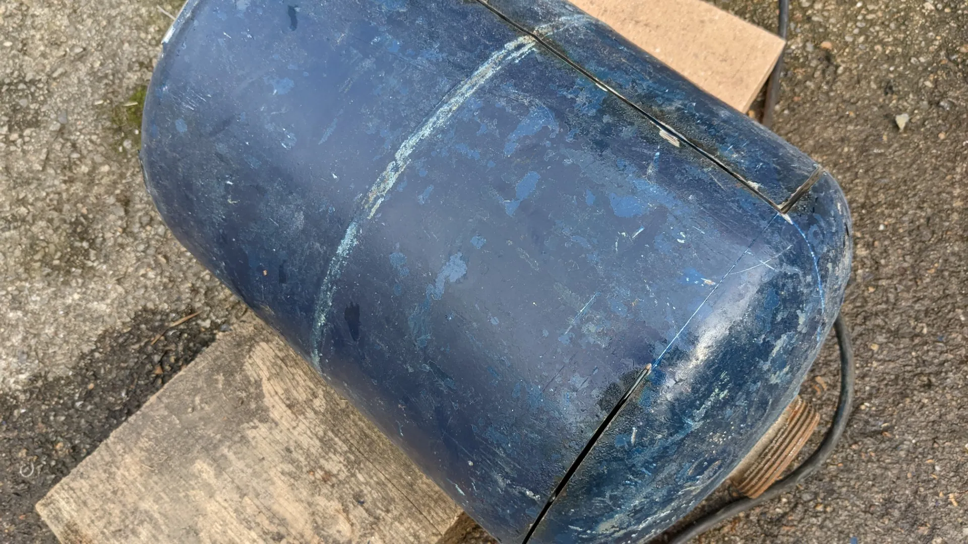 Cutting the gas bottle with cutting disk