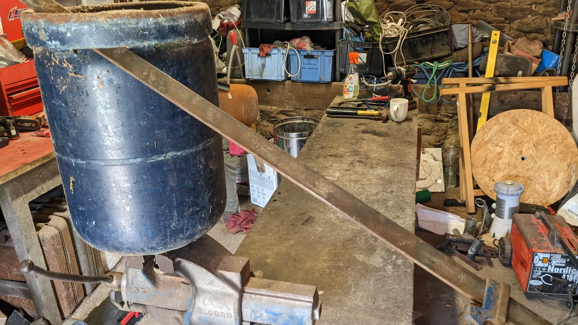 holding the gas bottle to remove valve