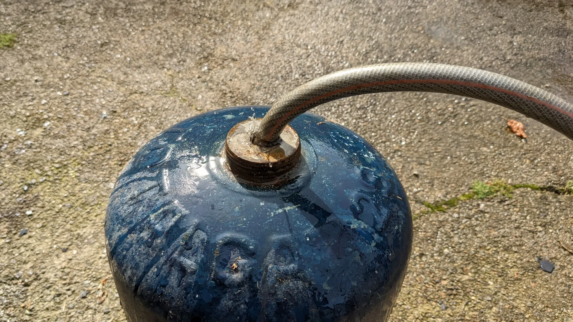 filling the gas bottle with water