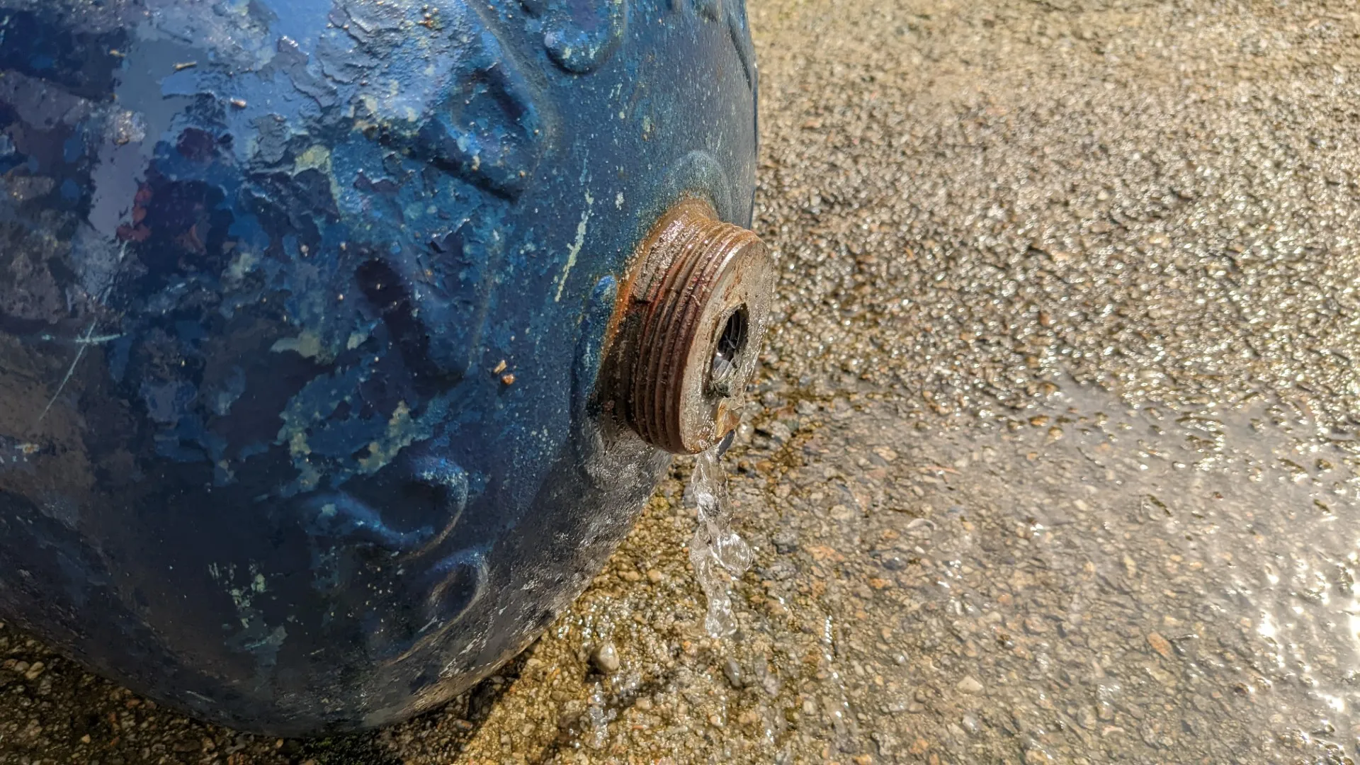 emptying the gas bottle of water