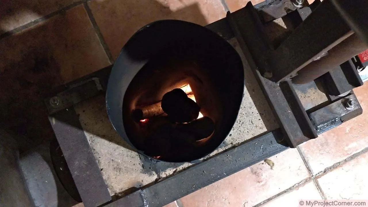 Showing wood burning in Pellet stove
